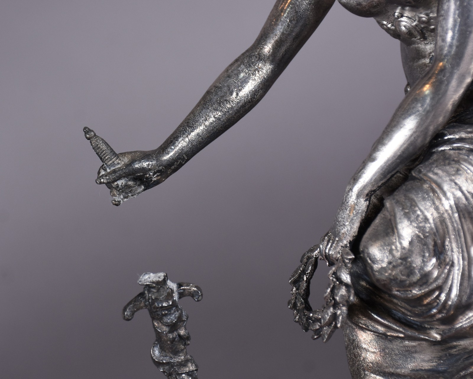 Centro de mesa de metal prateado com figuras femininas (uma delas... - foto 5 de 7