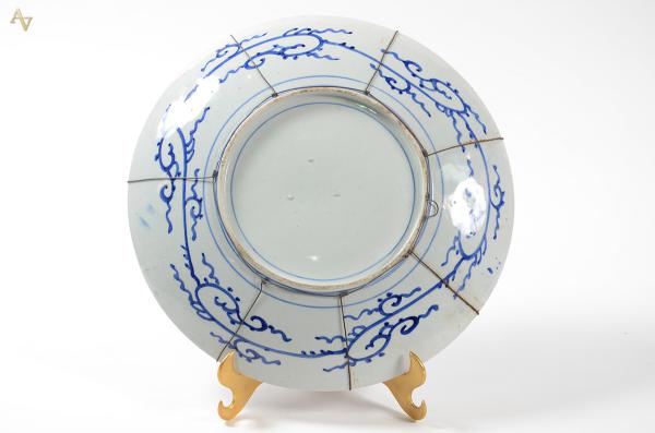 Medalhão oriental de porcelana azul e branca. Diâmetro 40 cm. - foto 2 de 2