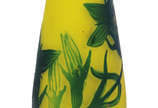 RICHARD,  - Perfumeiro de pasta de vidro francesa nas cores verde e amarelo ( falta a bomba) . Assinado.