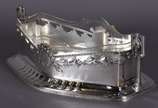 Centro de mesa de metal prateado WMF decorado c... - Centro de mesa de metal prateado WMF decorado com guirlandas em relevo, recipiente interno de cristal (bicado na borda).