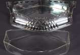 Centro de mesa de metal prateado WMF decorado c... - Centro de mesa de metal prateado WMF decorado com guirlandas em relevo, recipiente interno de cristal (bicado na borda).
