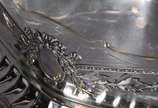 Centro de mesa de metal prateado WMF decorado c... - Centro de mesa de metal prateado WMF decorado com guirlandas em relevo, recipiente interno de cristal (bicado na borda).