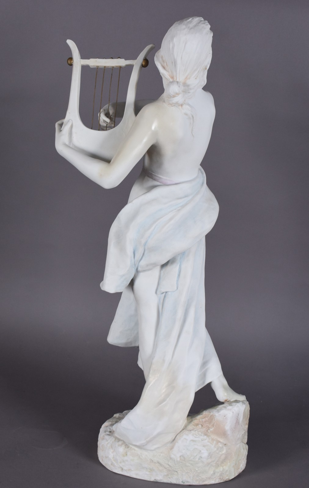 Escultura em biscuit branco representando mulher e cítara, assinada... - foto 2 de 7