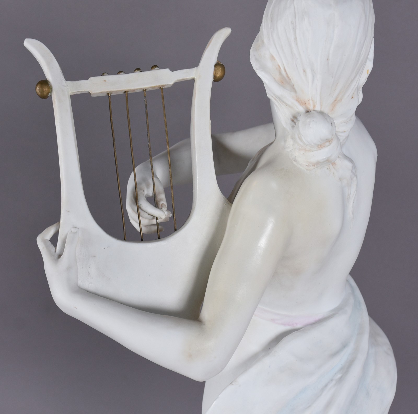 Escultura em biscuit branco representando mulher e cítara, assinada... - foto 5 de 7