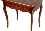 Antiga Mesa  francesa de jogo,   estilo Luiz XV... - Antiga Mesa  francesa de jogo,   estilo Luiz XV , tampo dobrável trabalhado em marqueterie, parte interna de feltro verde, detalhes de bronze.  ...