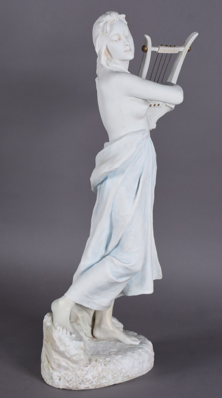 Escultura em biscuit branco representando mulher e cítara, assinada... - foto 1 de 7