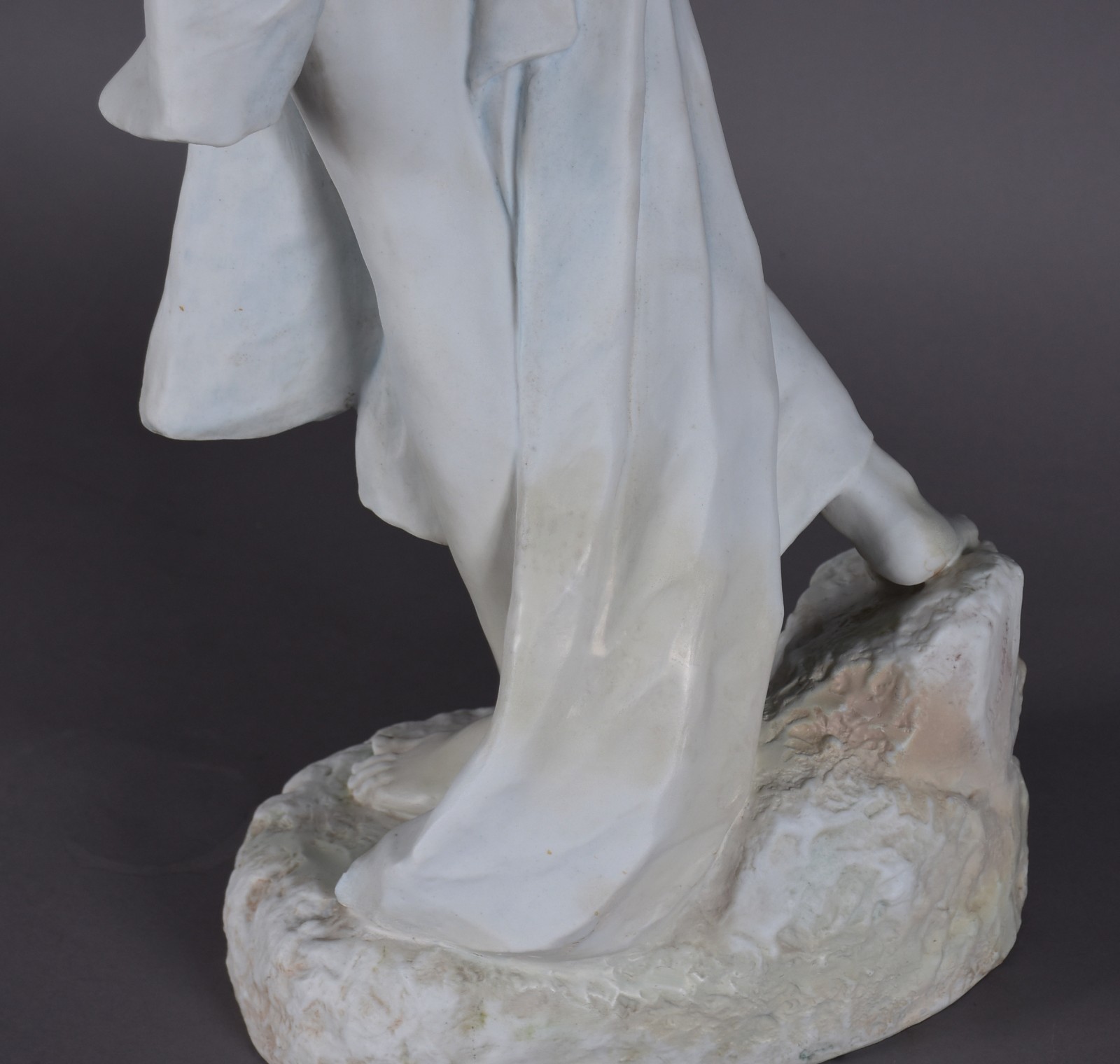 Escultura em biscuit branco representando mulher e cítara, assinada... - foto 6 de 7