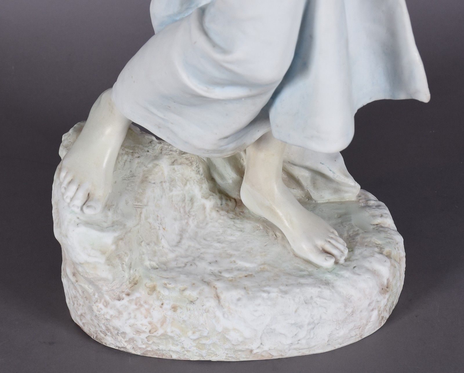 Escultura em biscuit branco representando mulher e cítara, assinada... - foto 7 de 7