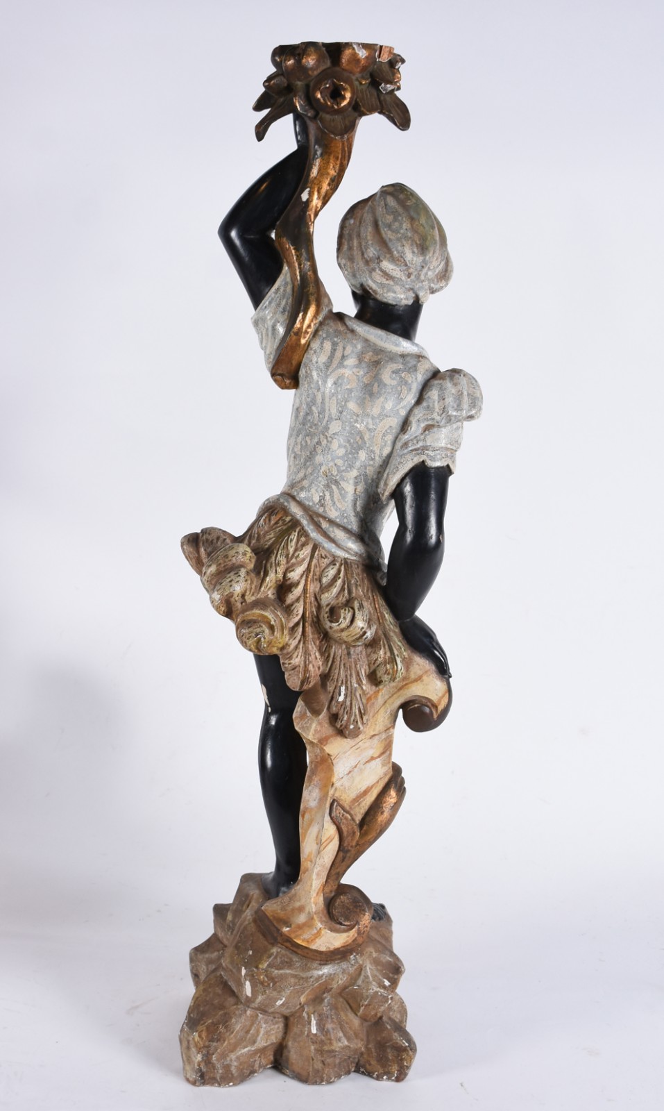 Antiga escultura de madeira entalhada e policromada representa... - foto 4 de 8