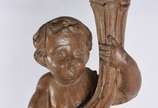 Belíssima e antiga escultura de madeira represe... - Belíssima e antiga escultura de madeira representando Anjo tocheiro sobre pedestal, tocha na forma de cornucópia,  possivelmente século XVIII.