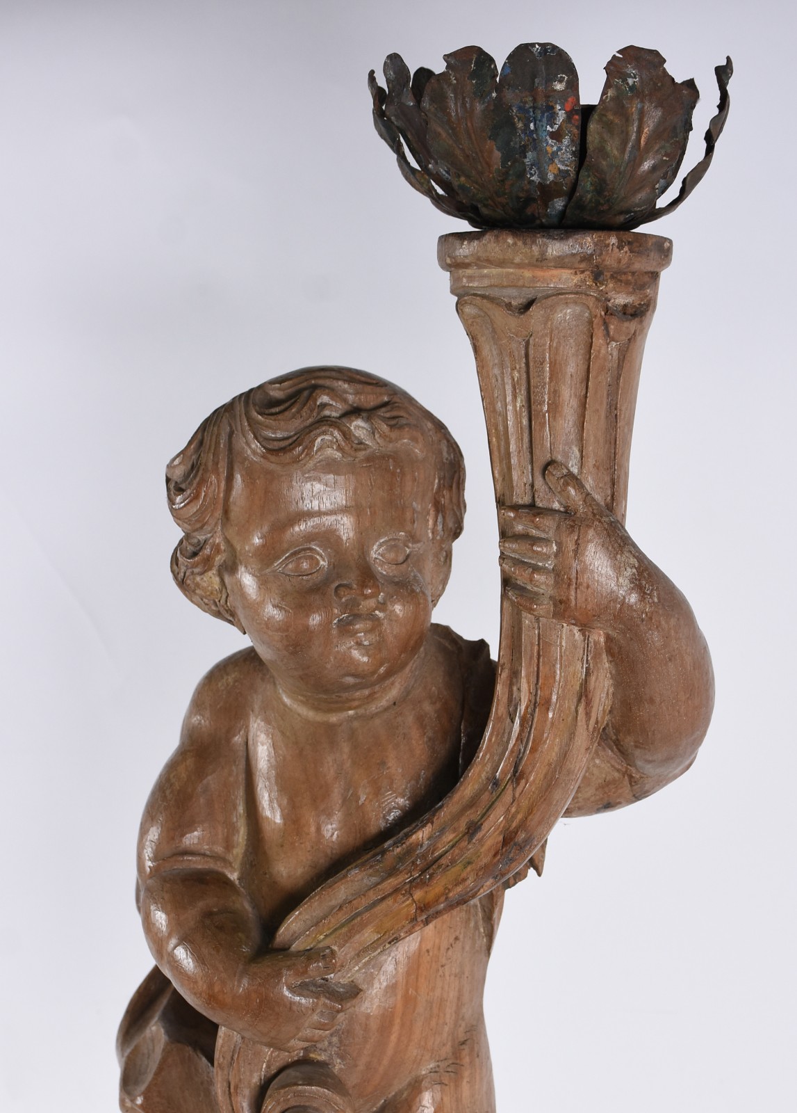 Belíssima e antiga escultura de madeira representando Anjo tocheiro... - foto 2 de 7
