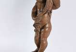 Belíssima e antiga escultura de madeira represe... - Belíssima e antiga escultura de madeira representando Anjo tocheiro sobre pedestal, tocha na forma de cornucópia,  possivelmente século XVIII.