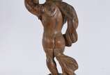 Belíssima e antiga escultura de madeira represe... - Belíssima e antiga escultura de madeira representando Anjo tocheiro sobre pedestal, tocha na forma de cornucópia,  possivelmente século XVIII.