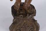 Belíssima e antiga escultura de madeira represe... - Belíssima e antiga escultura de madeira representando Anjo tocheiro sobre pedestal, tocha na forma de cornucópia,  possivelmente século XVIII.
