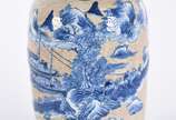 Vaso de porcelana chinesa decorado com barcos e... - Vaso de porcelana chinesa decorado com barcos e montanhas em esmaltes azuis sobre fundo bege, base com antigo selo em metal.