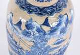 Vaso de porcelana chinesa decorado com barcos e... - Vaso de porcelana chinesa decorado com barcos e montanhas em esmaltes azuis sobre fundo bege, base com antigo selo em metal.