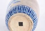 Vaso de porcelana chinesa decorado com barcos e... - Vaso de porcelana chinesa decorado com barcos e montanhas em esmaltes azuis sobre fundo bege, base com antigo selo em metal.