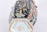Vaso antigo de porcelana chinesa, feitio sextav... - Vaso antigo de porcelana chinesa, feitio sextavado, decorado com vasos e ornamentos em esmalte policromado sobre fundo negro, pegas laterais na ...