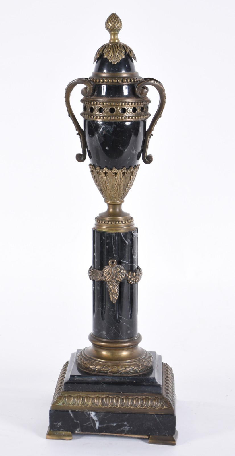 Ânfora francesa sobre pedestal de mármore negro rajado e bronze. - foto 1 de 5