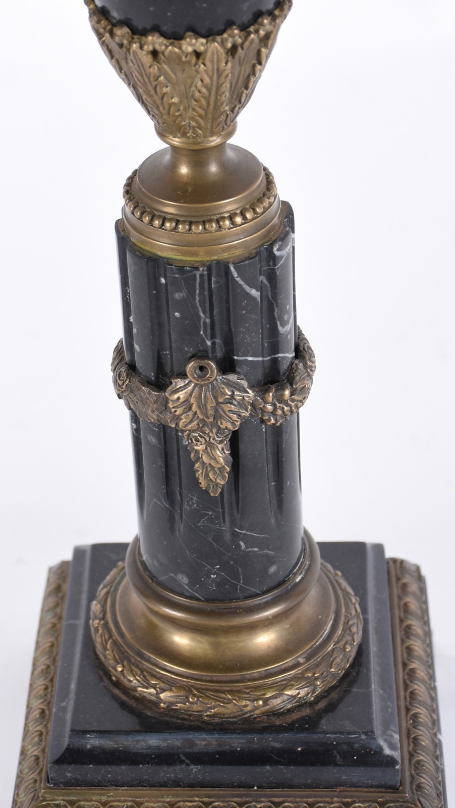 Ânfora francesa sobre pedestal de mármore negro rajado e bronze. - foto 2 de 5