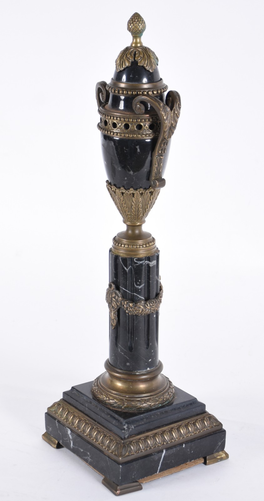 Ânfora francesa sobre pedestal de mármore negro rajado e bronze. - foto 3 de 5