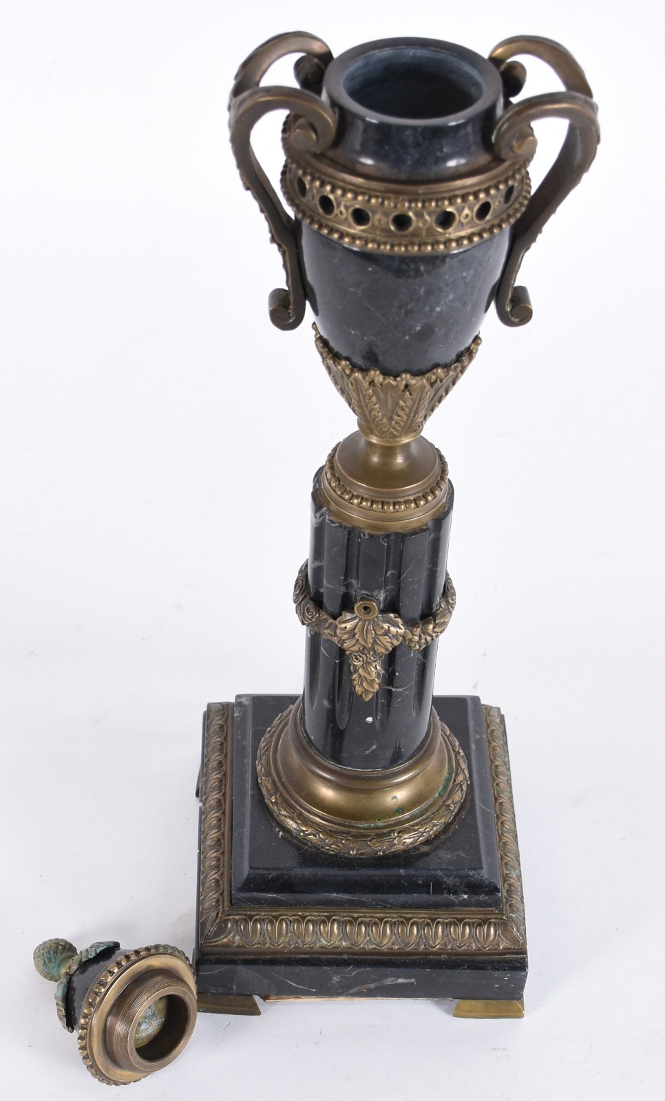 Ânfora francesa sobre pedestal de mármore negro rajado e bronze. - foto 4 de 5