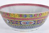 Antiga tigela de porcelana chinesa com rica pol... - Antiga tigela de porcelana chinesa com rica policromia, borda lascada com fio de cabelo, base com trincado.