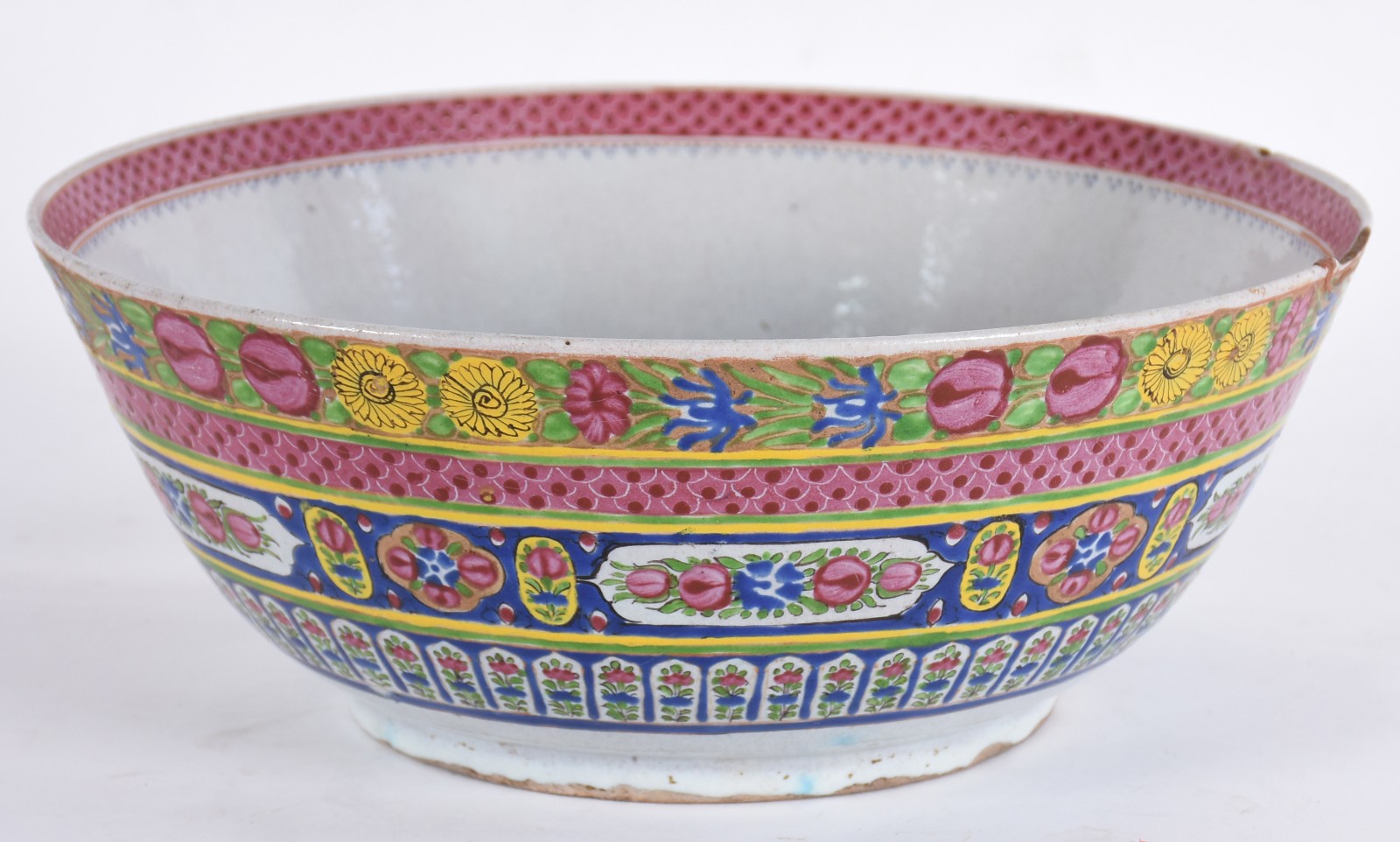 Antiga tigela de porcelana chinesa com rica policromia, borda lascada... - foto 1 de 4