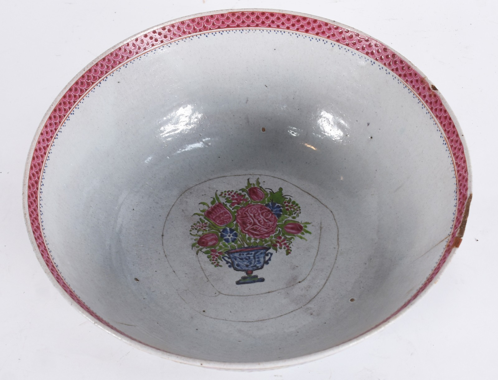 Antiga tigela de porcelana chinesa com rica policromia, borda lascada... - foto 2 de 4