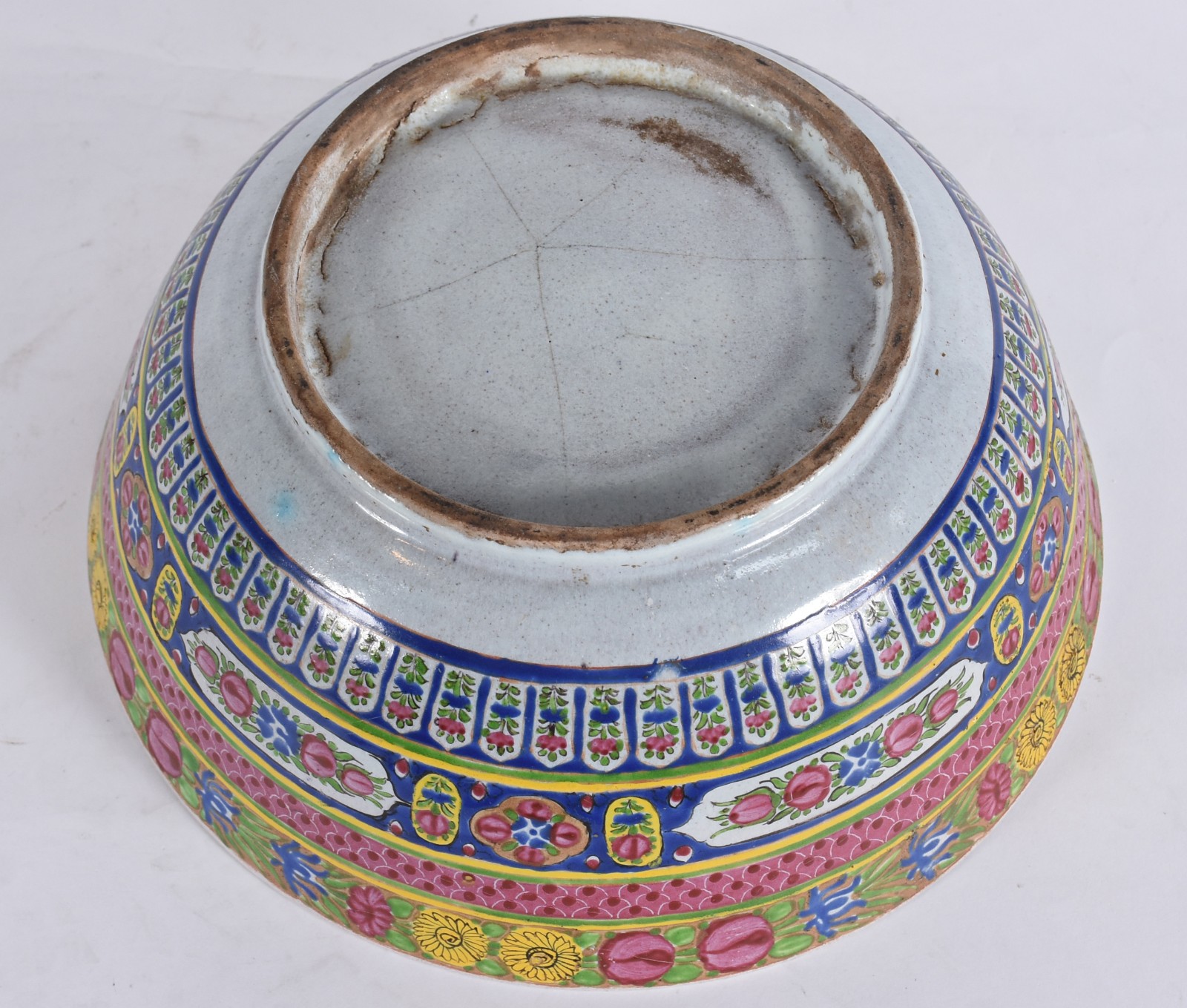 Antiga tigela de porcelana chinesa com rica policromia, borda lascada... - foto 3 de 4