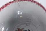 Antiga tigela de porcelana chinesa com rica pol... - Antiga tigela de porcelana chinesa com rica policromia, borda lascada com fio de cabelo, base com trincado.