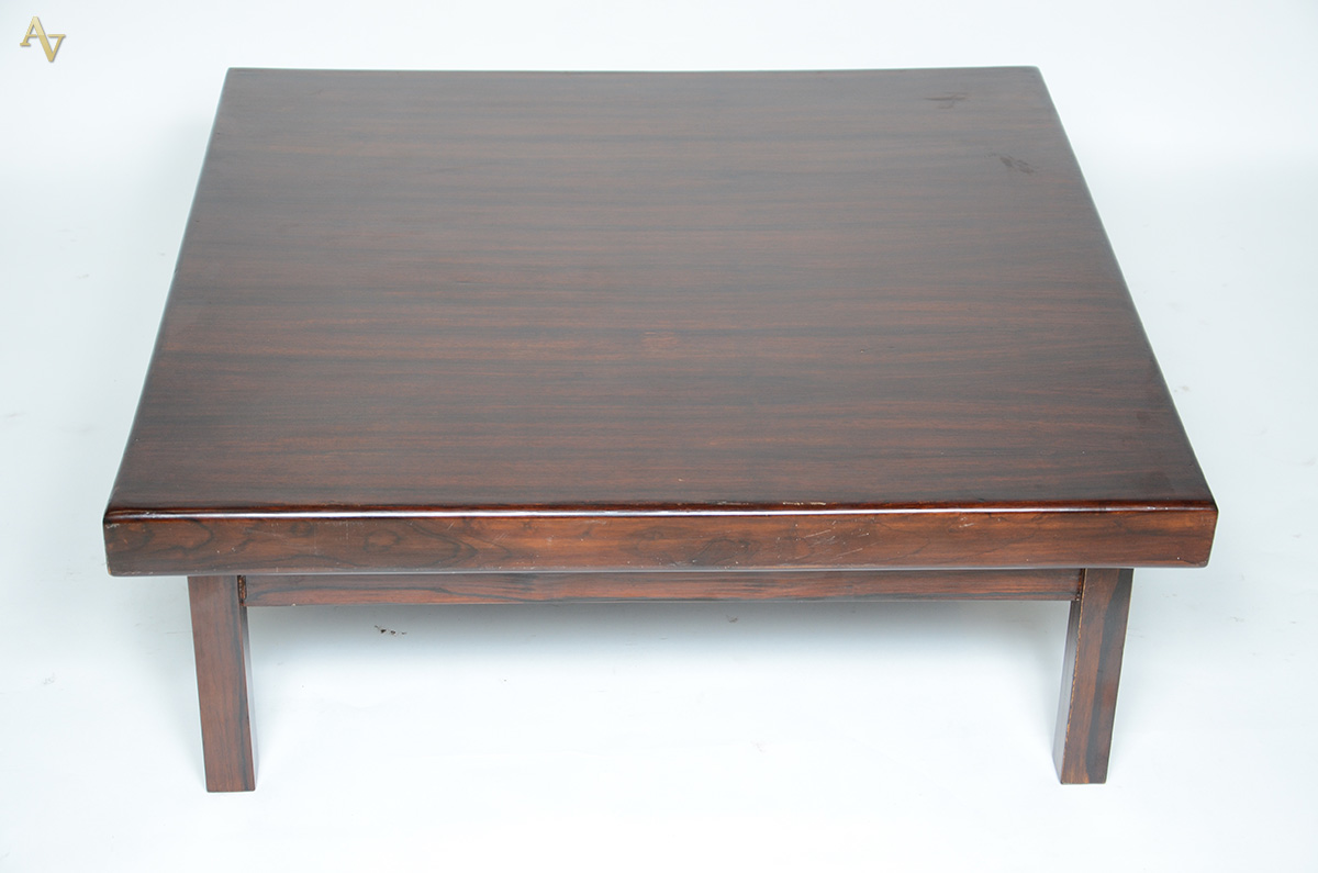 SERGIO RODRIGUES - Mesa de centro de jacarandá medindo 0,85 x 0,85... - foto 2 de 4