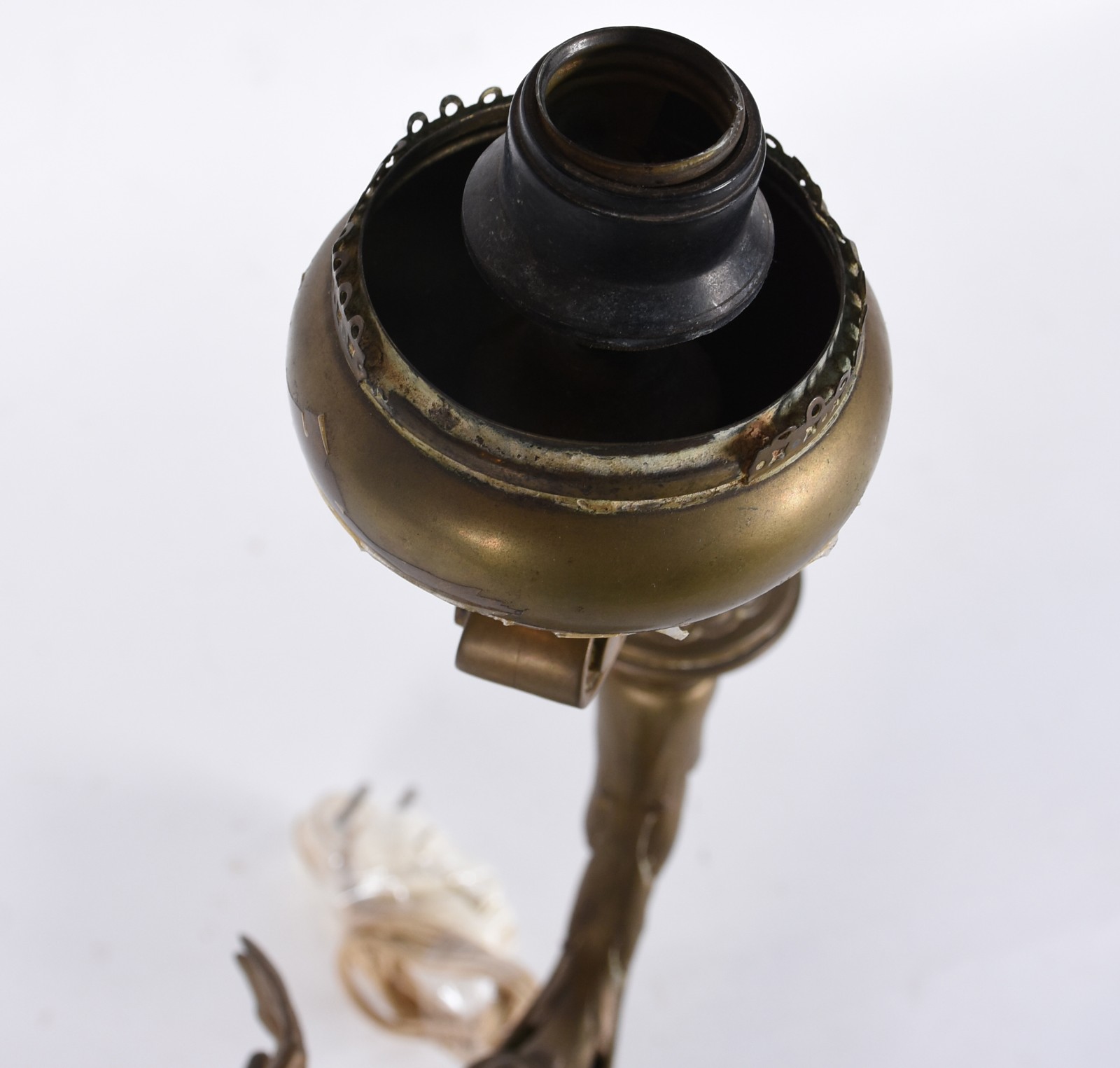 Luminária francesa em bronze com detalhe representando cabeça de anjo. - foto 3 de 6