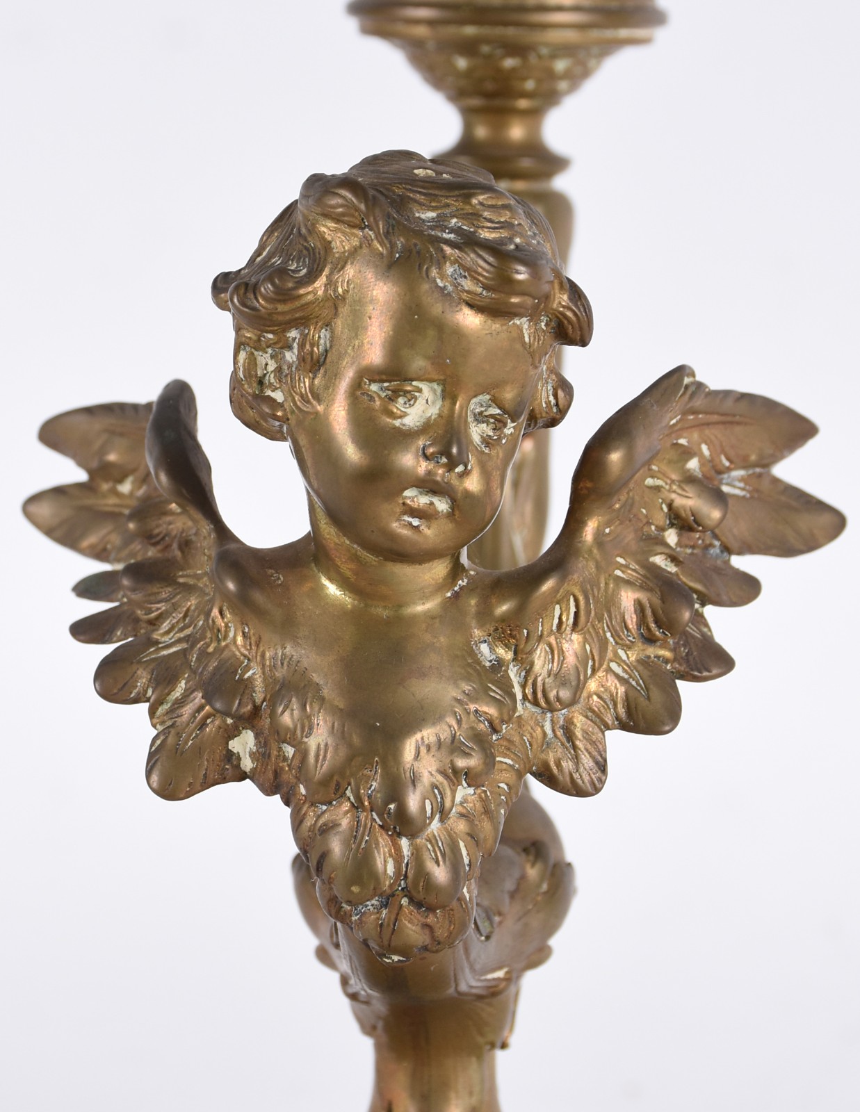 Luminária francesa em bronze com detalhe representando cabeça de anjo. - foto 4 de 6