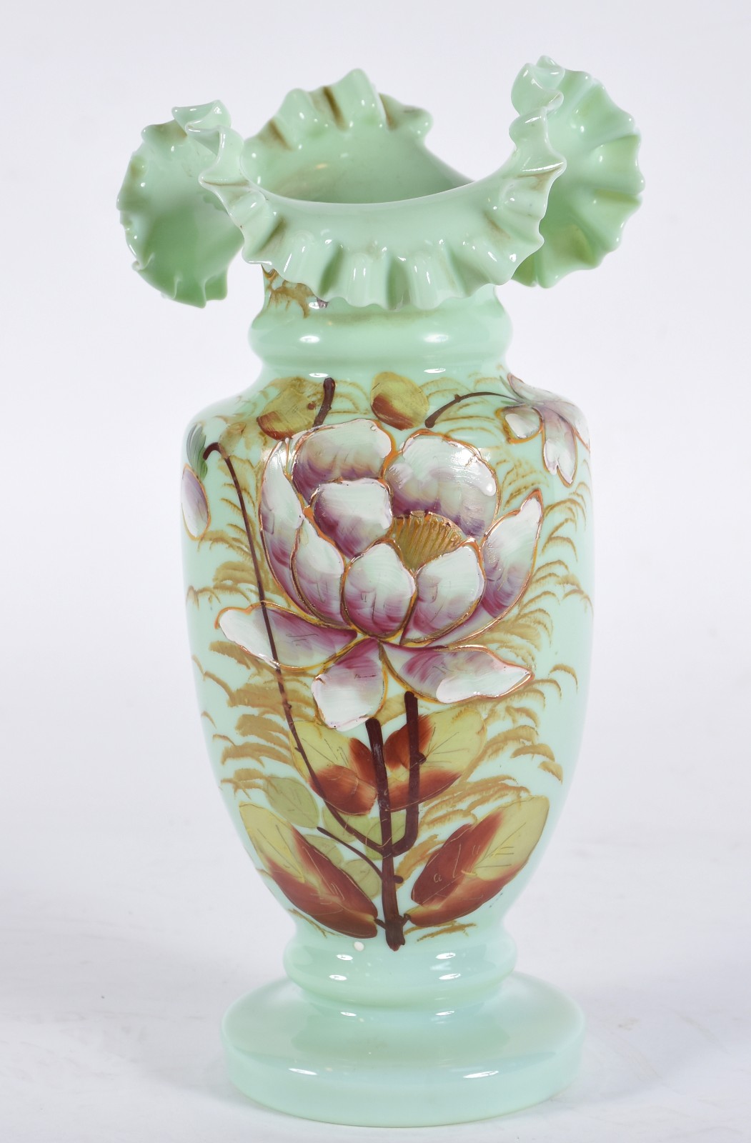 Vaso de opalina verde decorada com flores em policromia, borda feitio... - foto 1 de 4
