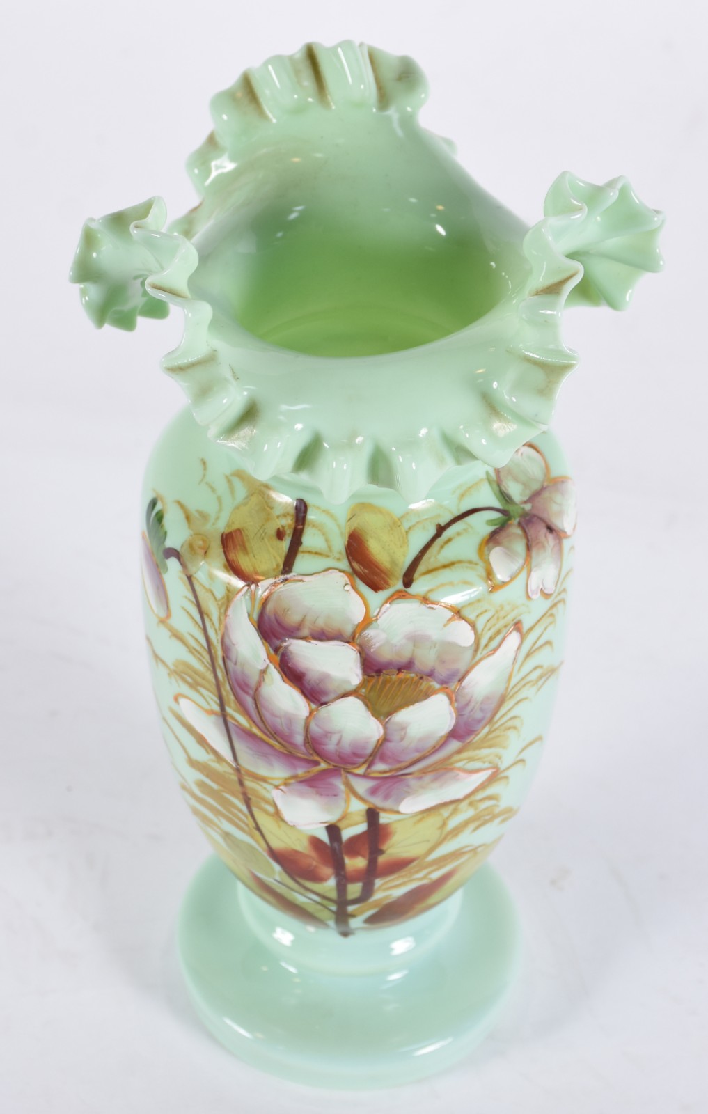 Vaso de opalina verde decorada com flores em policromia, borda feitio... - foto 2 de 4