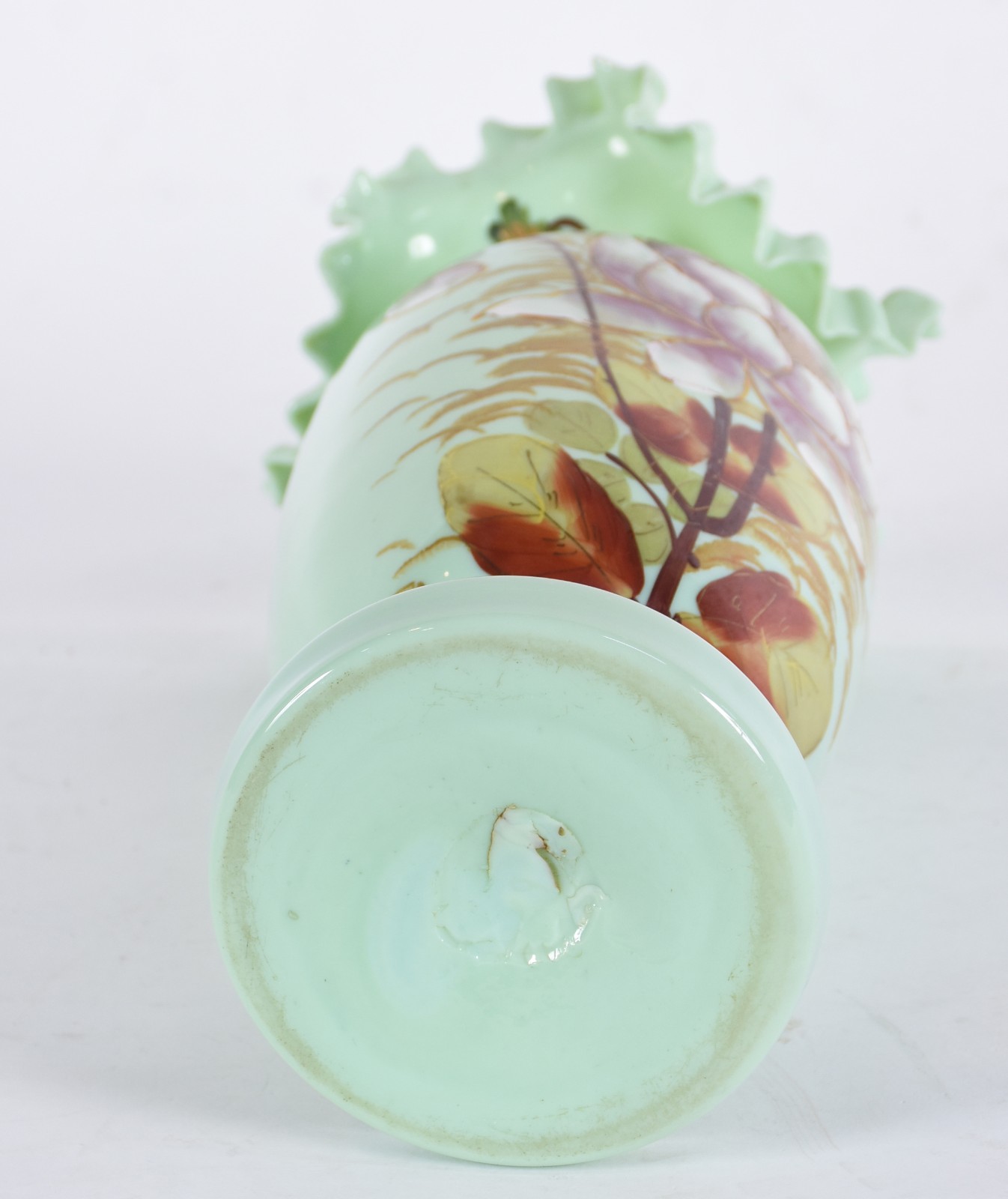 Vaso de opalina verde decorada com flores em policromia, borda feitio... - foto 4 de 4
