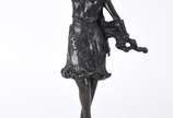 Escultura de metal representando figura feminin... - Escultura de metal representando figura feminina, base de mármore. Reprodução.
