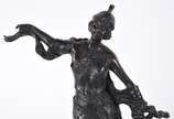 Escultura de metal representando figura feminin... - Escultura de metal representando figura feminina, base de mármore. Reprodução.
