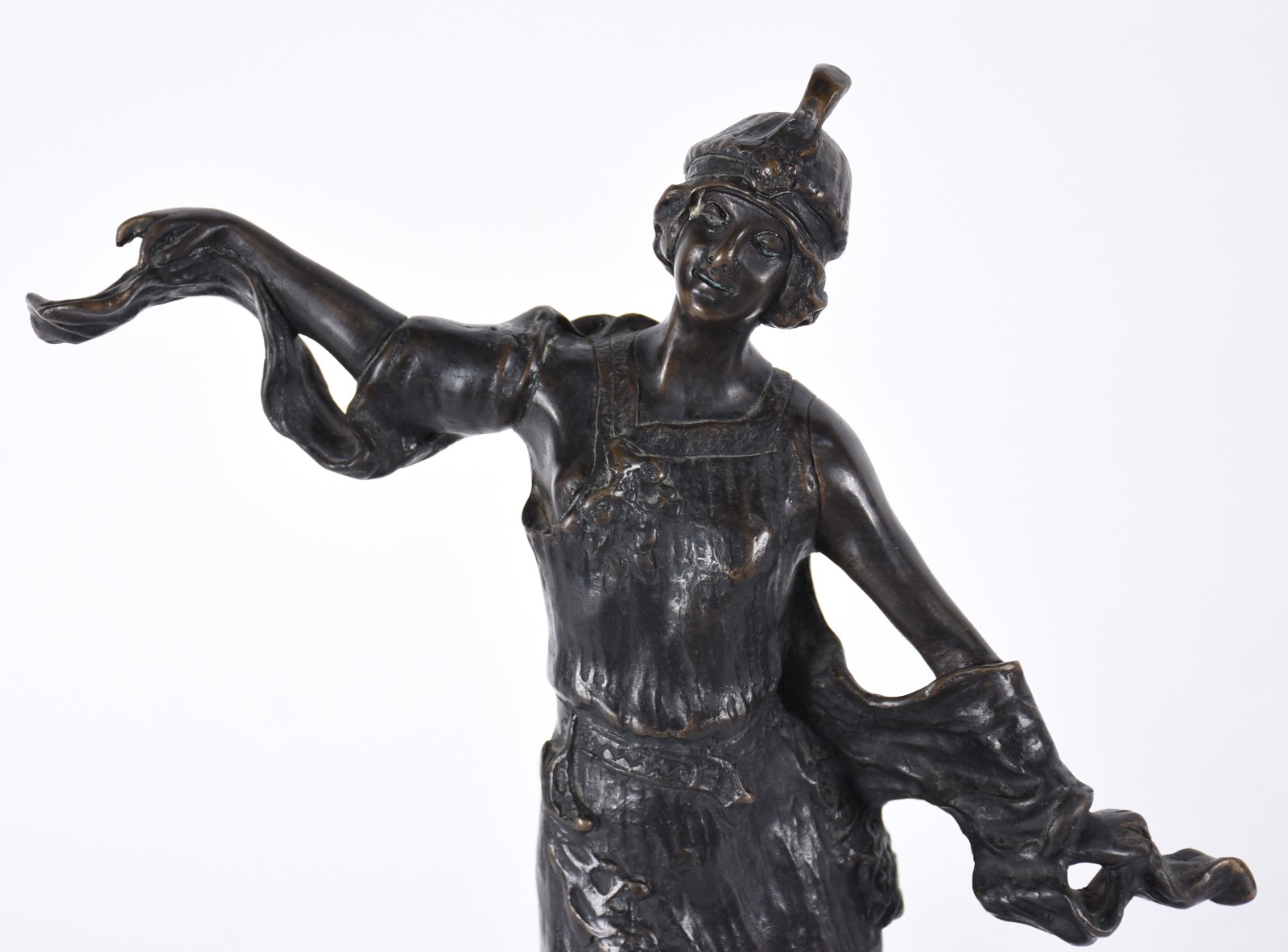 Escultura de metal representando figura feminina, base de mármore... - foto 2 de 4