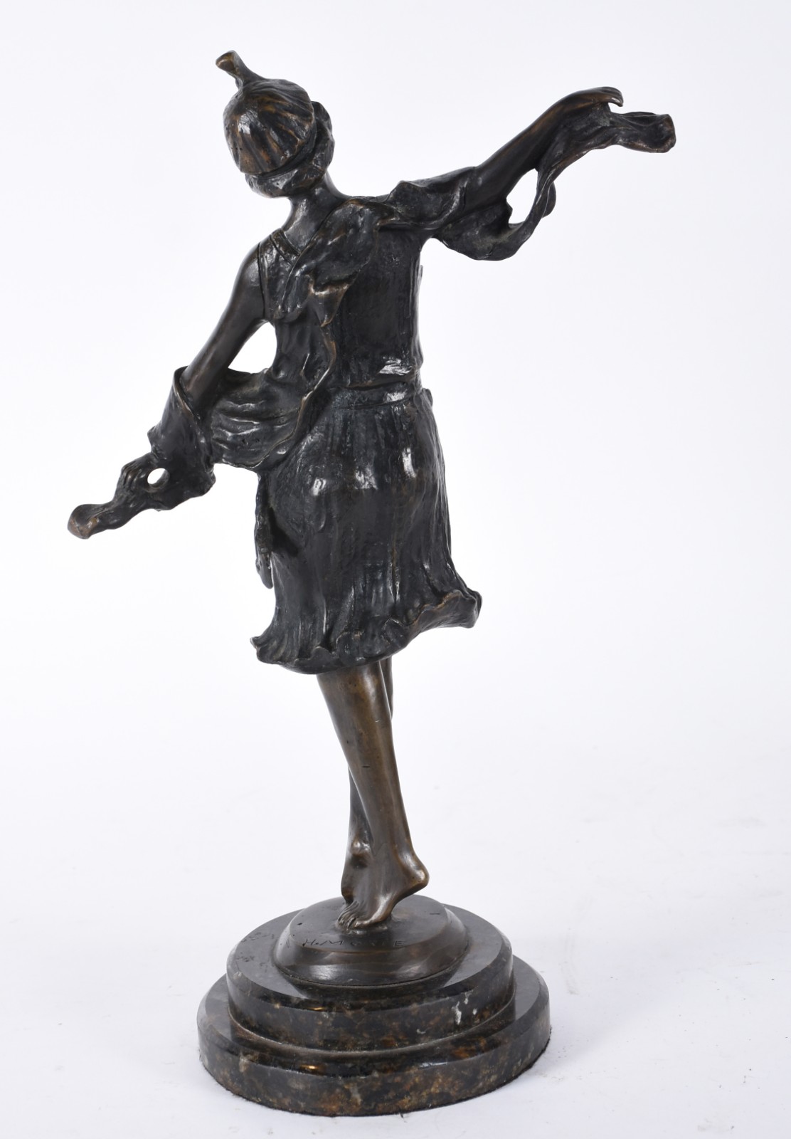 Escultura de metal representando figura feminina, base de mármore... - foto 3 de 4
