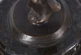 Escultura de metal representando figura feminin... - Escultura de metal representando figura feminina, base de mármore. Reprodução.