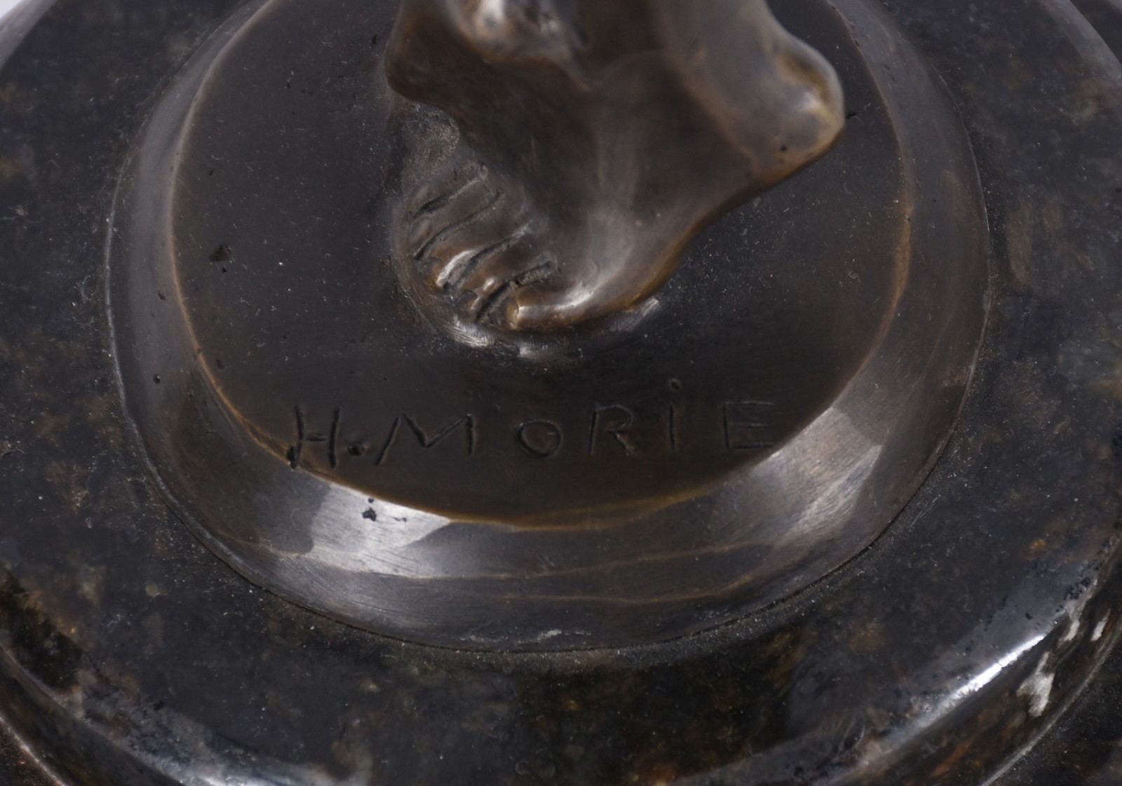 Escultura de metal representando figura feminina, base de mármore... - foto 4 de 4