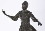 Escultura de metal representando "Dançarina", b... - Escultura de metal representando "Dançarina", base de mármore. Reprodução.