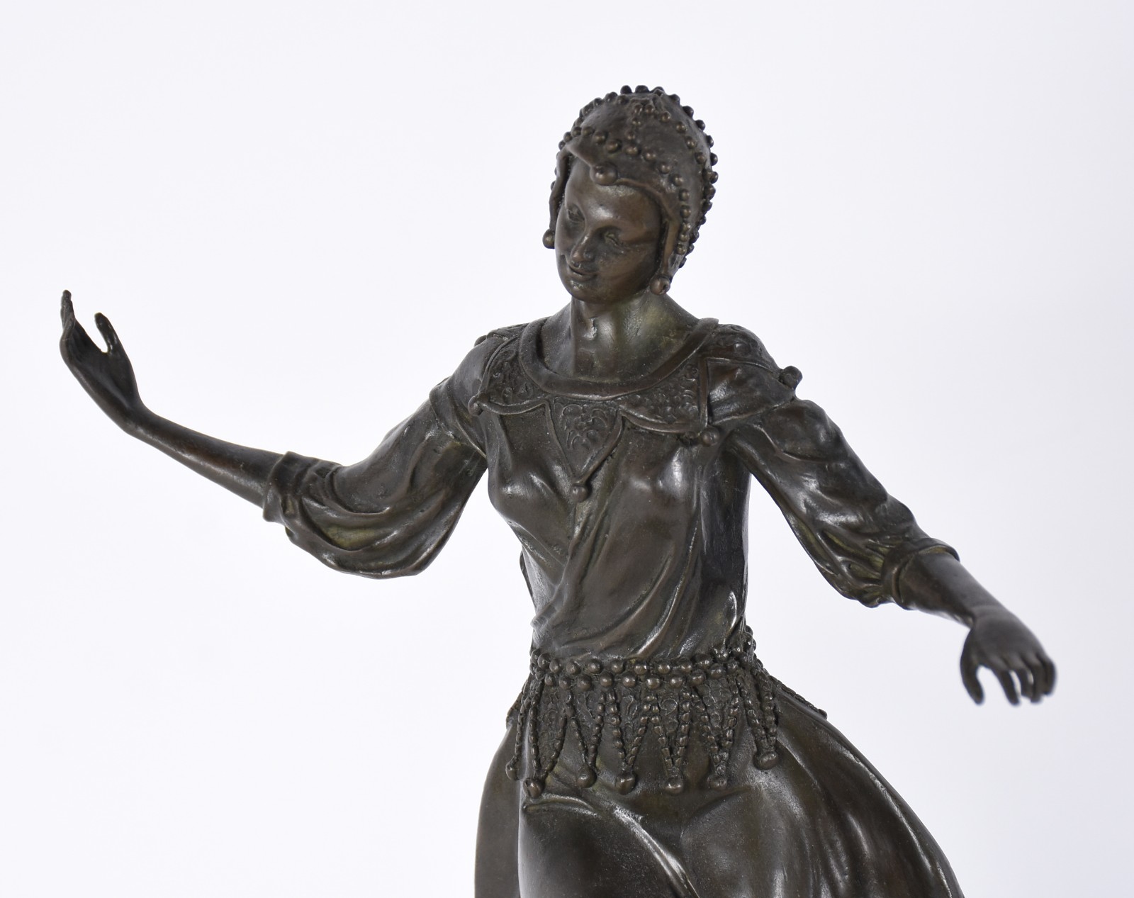 Escultura de metal representando "Dançarina", base de mármore... - foto 2 de 4