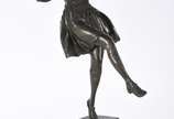 Escultura de metal representando "Dançarina", b... - Escultura de metal representando "Dançarina", base de mármore. Reprodução.