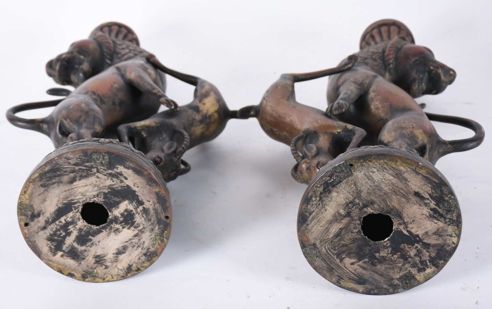 Par de antigas esculturas de metal patinado representando leões... - foto 5 de 6