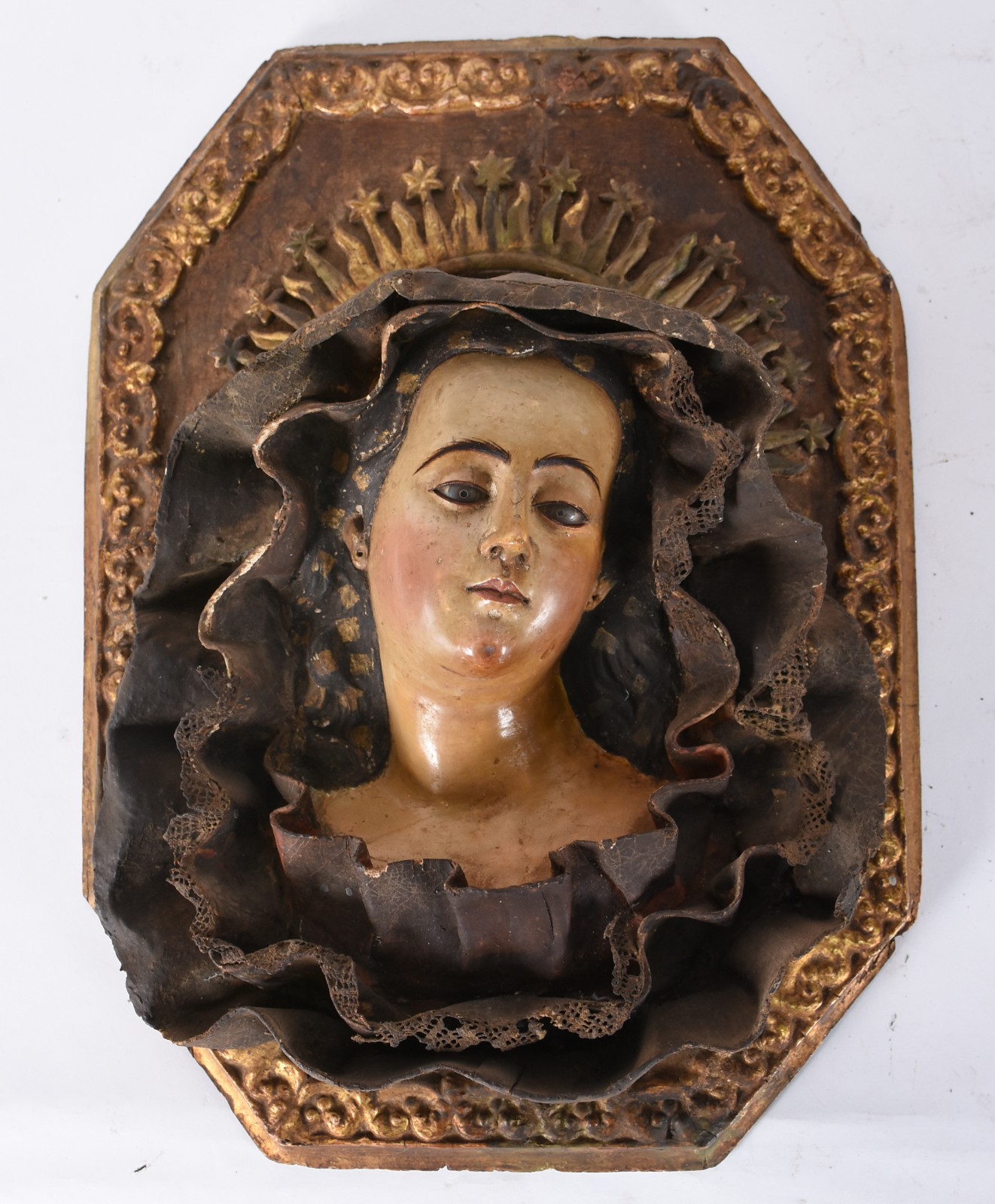 Placa antiga de madeira policromada no formato octogonal, realçado... - foto 1 de 4