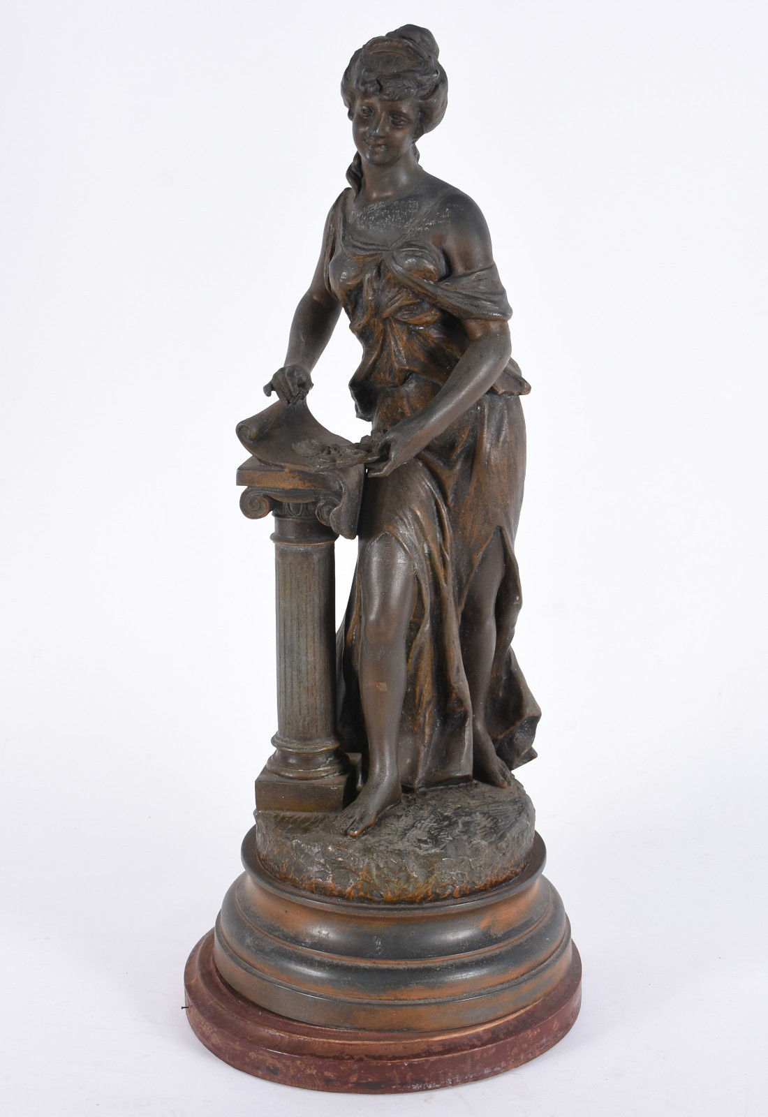 Escultura em petit bronze representando figura feminina junto a... - foto 1 de 6