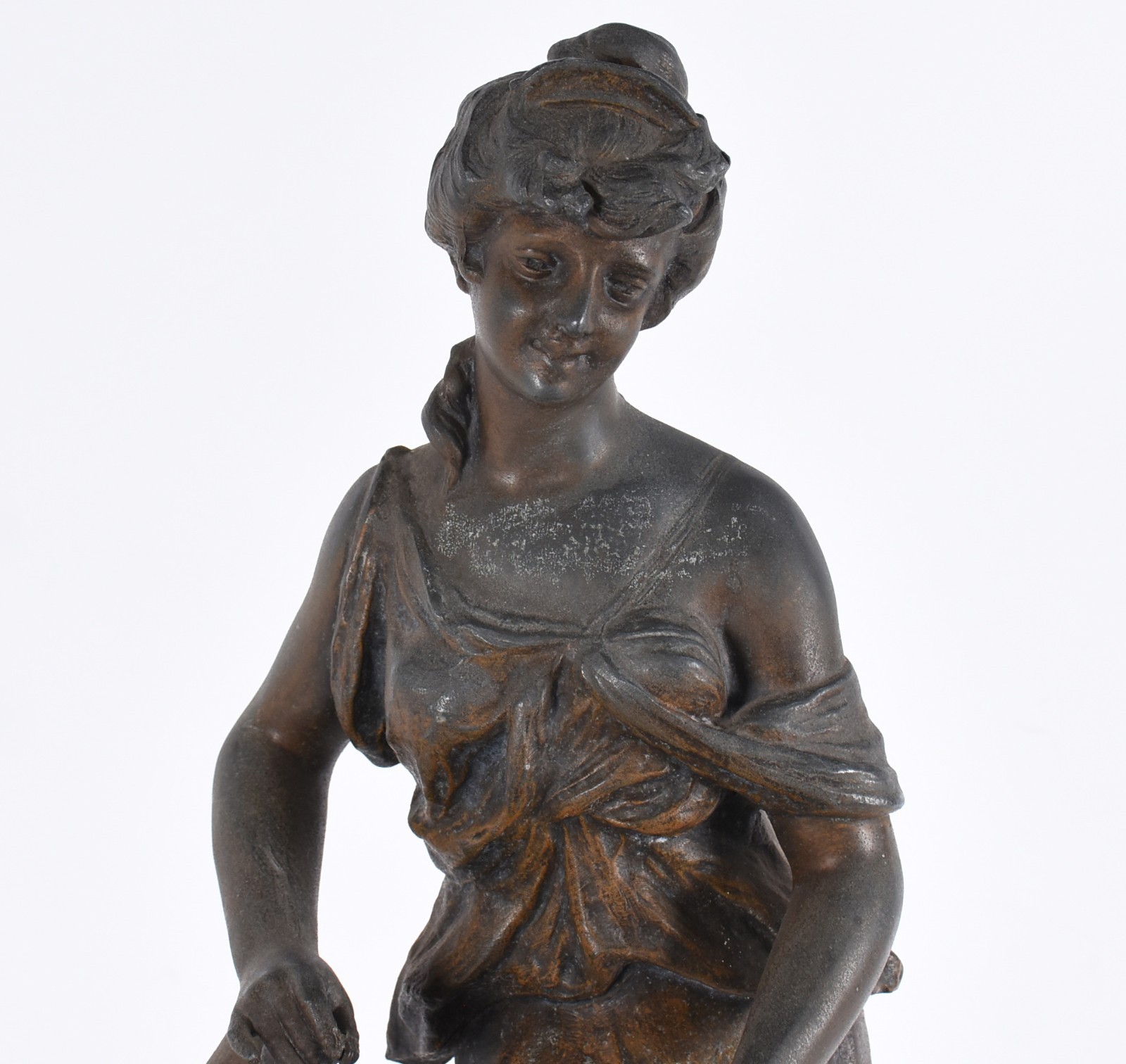 Escultura em petit bronze representando figura feminina junto a... - foto 2 de 6